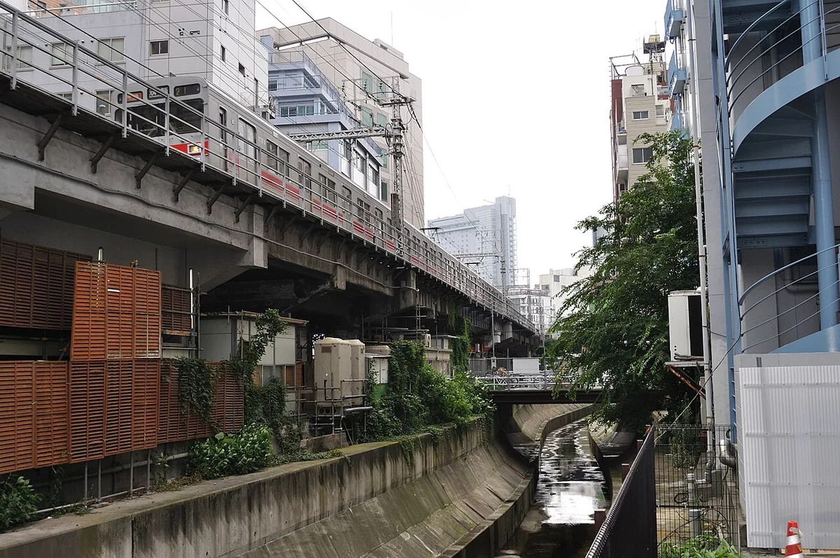 渋谷駅南側で地上に出た渋谷川。両岸をコンクリートの壁と高架に挟まれている