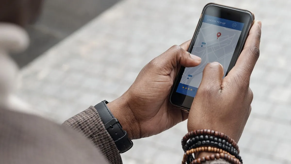 スマートフォンで地図を見ている両手