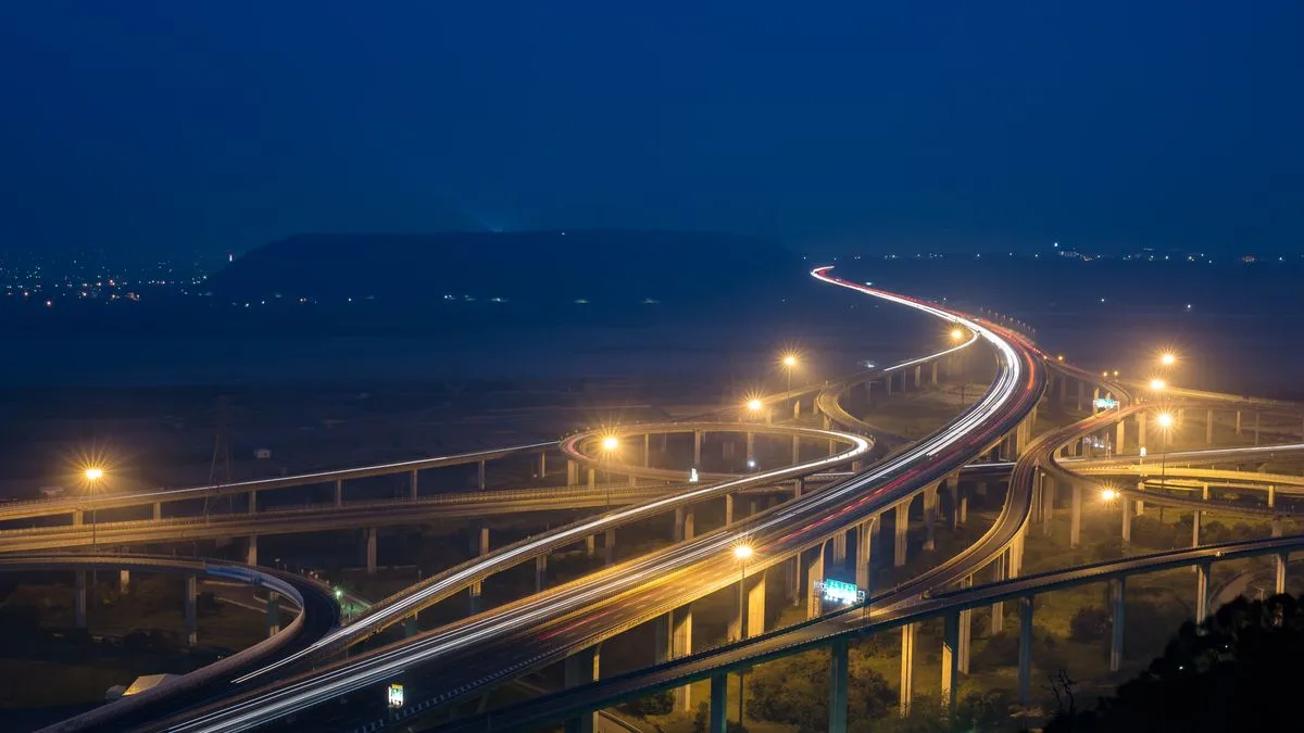 夜のインターチェンジを長時間露光で撮った写真。車のライトが light trails（光の筋）になっている