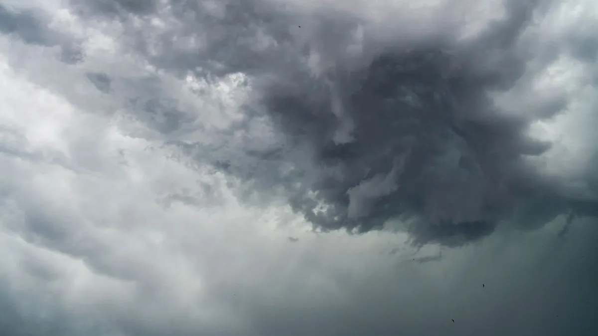 厚く垂れ込めた暗い雲。層になった雲が空一面に広がっている
