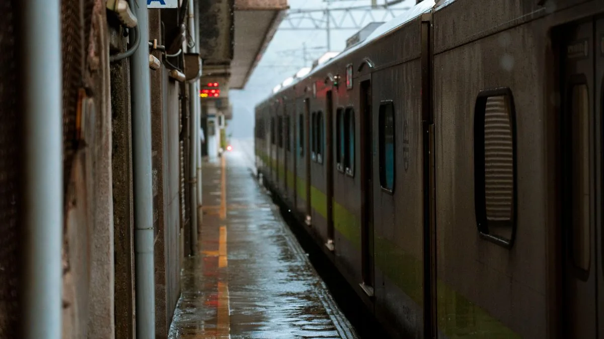 雨に濡れたホームに、列車が停まっている