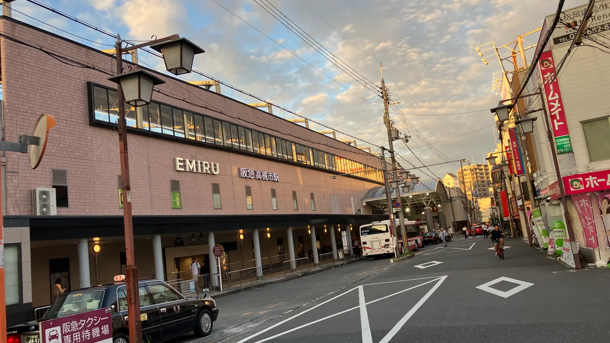 南側から見た阪急京都線の高槻市駅の実景