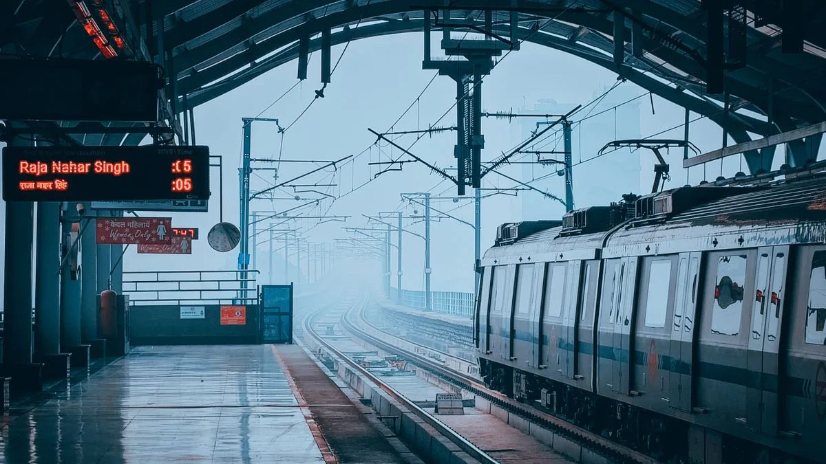 霧のかかった駅のホームに停まっている列車と、人のいない通路
