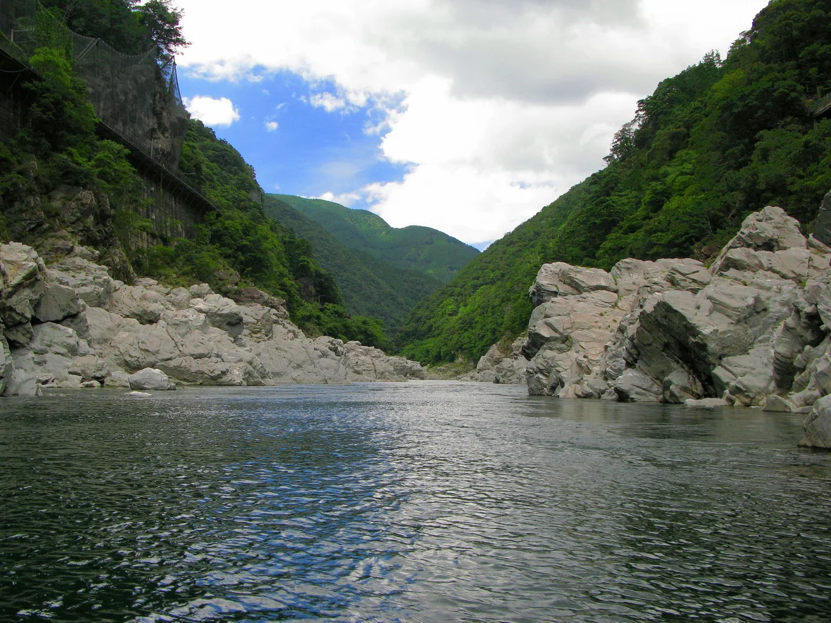 大歩危峡の遊覧船から見た吉野川。両岸に岩の崖が迫り、川が谷の奥へ続く