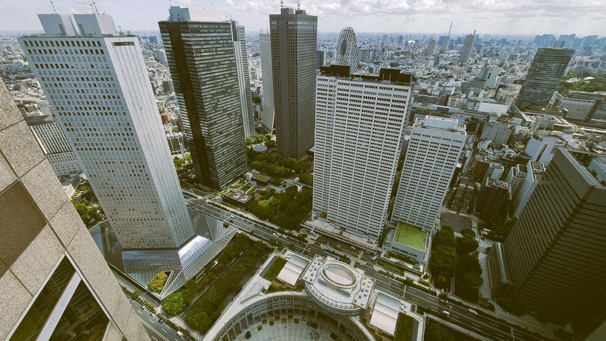 曇り空の東京の高層ビル群