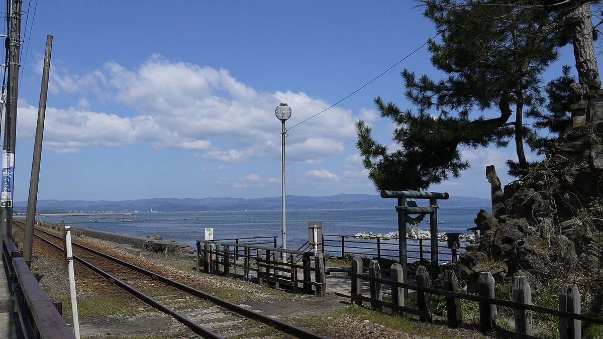 高岡市の雨晴海岸から富山湾ごしに見た立山連峰。手前は岩と海