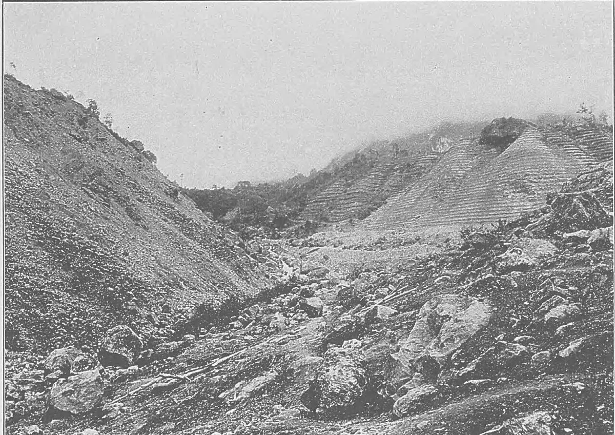 1909年（明治42年）9月に撮影された常願寺川の砂防工事。人の手で石を積んでいる