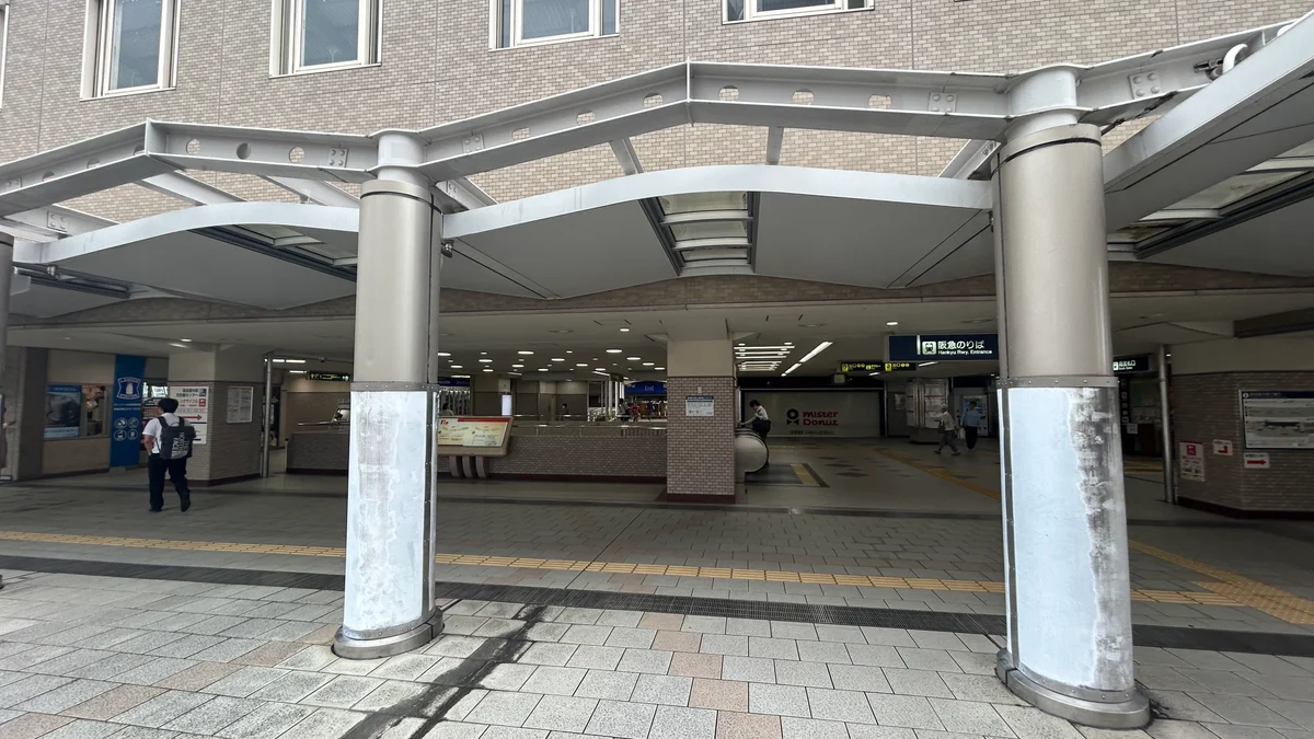 阪急宝塚線の豊中駅5出入口を駅前から見た実景