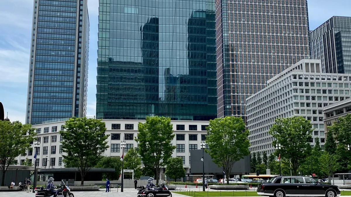 官庁街に建つ複数の庁舎ビルを歩道側から見上げた風景