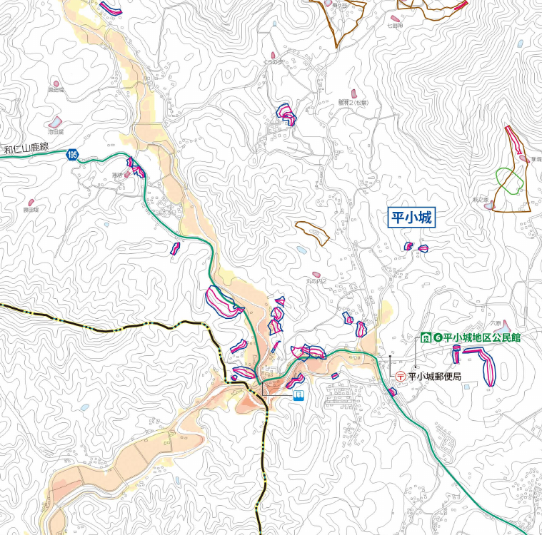 平小城の斜面と谷の出口に描かれた土砂災害区域