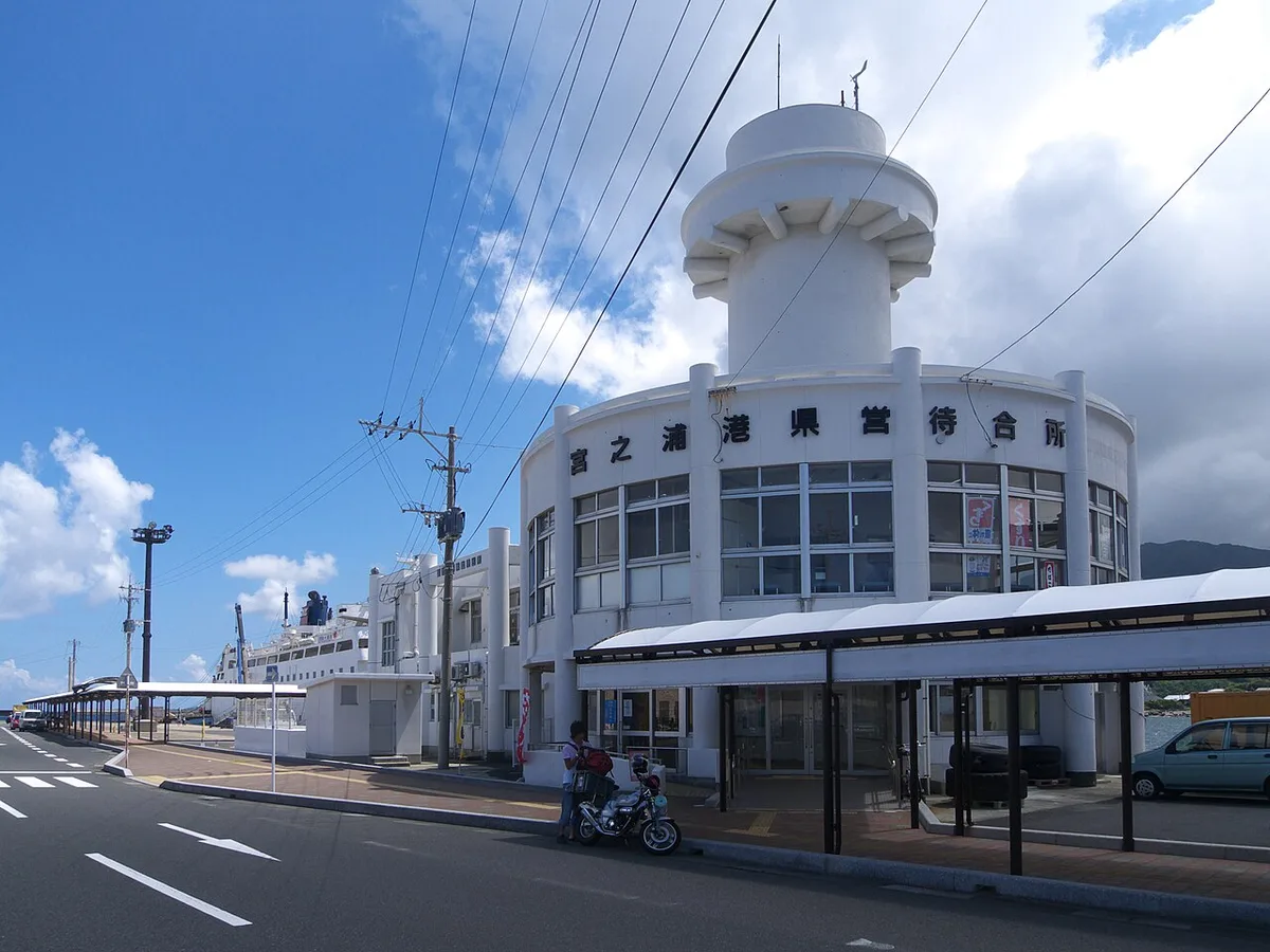 屋久島の宮之浦港と背後の山地