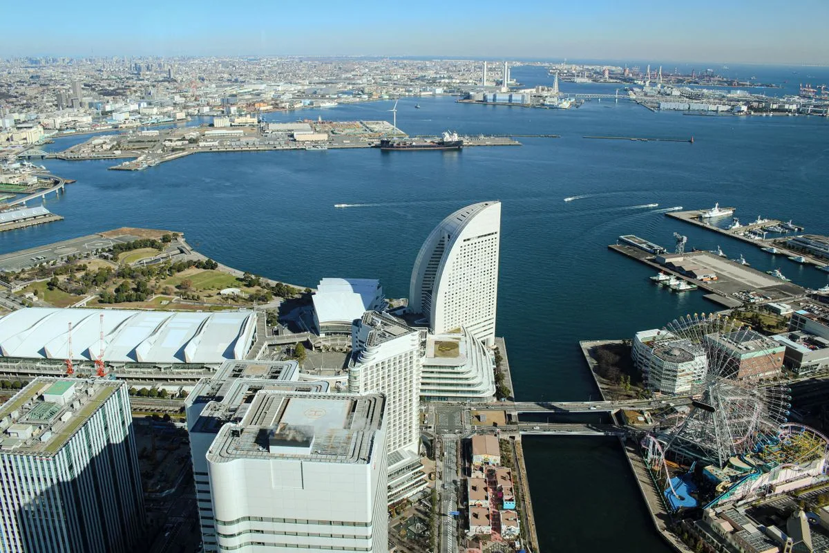 横浜港と、みなとみらいの高層ビル群を上空から見た写真