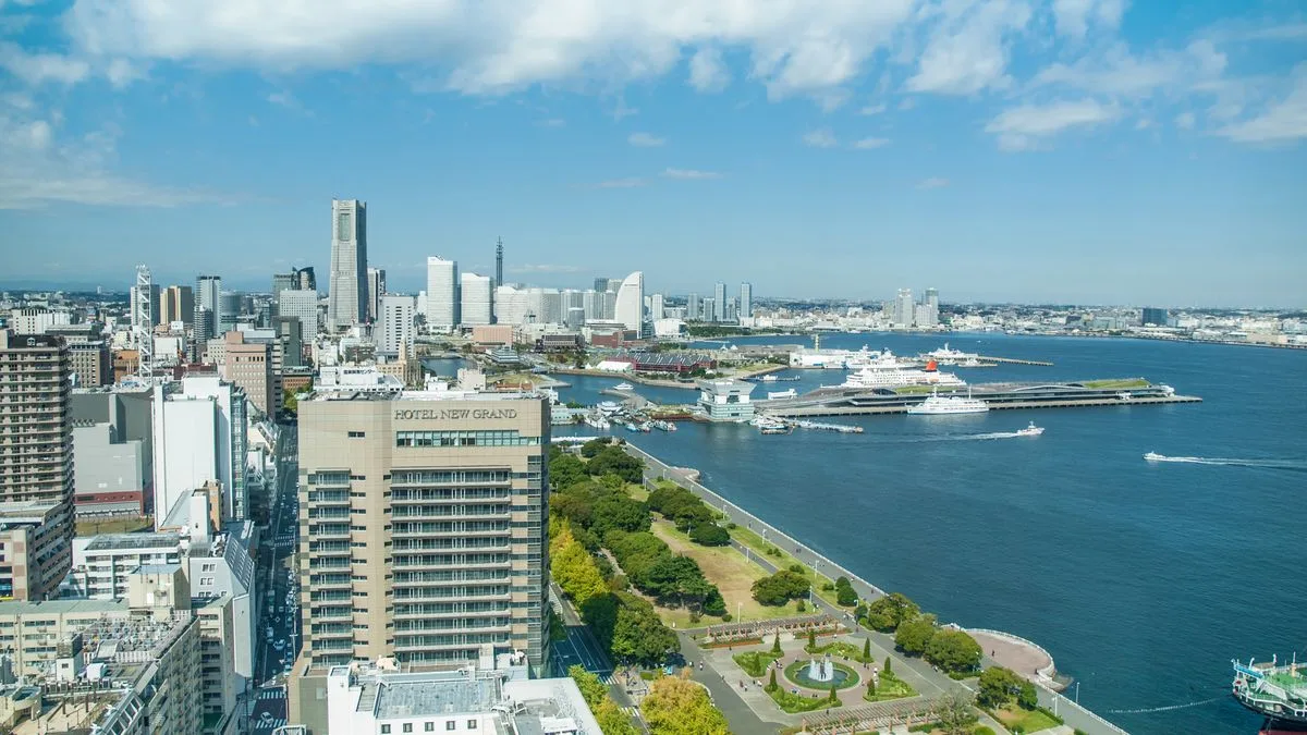 山下公園から見た横浜港と、みなとみらいのビル群