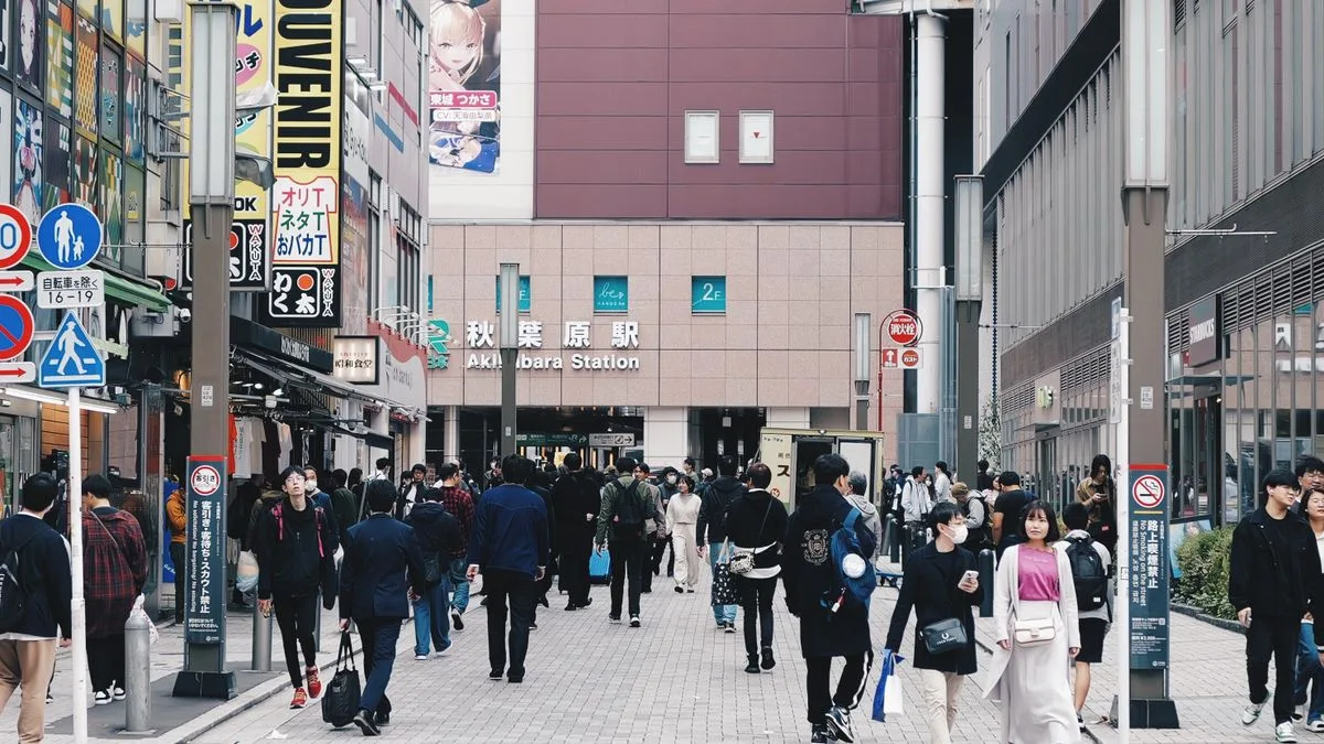 日本の駅前の商店街。買い物客や通勤客が行き交っている