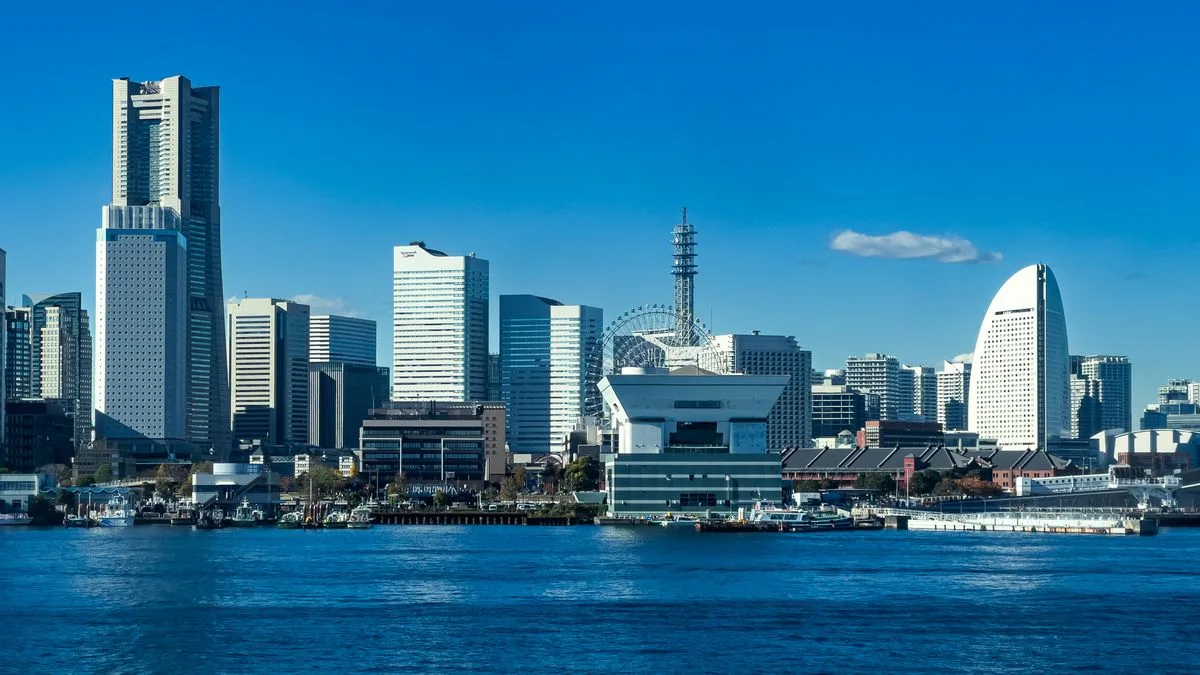 横浜港ごしに見た横浜の高層ビル群。左手にランドマークタワーが立っている