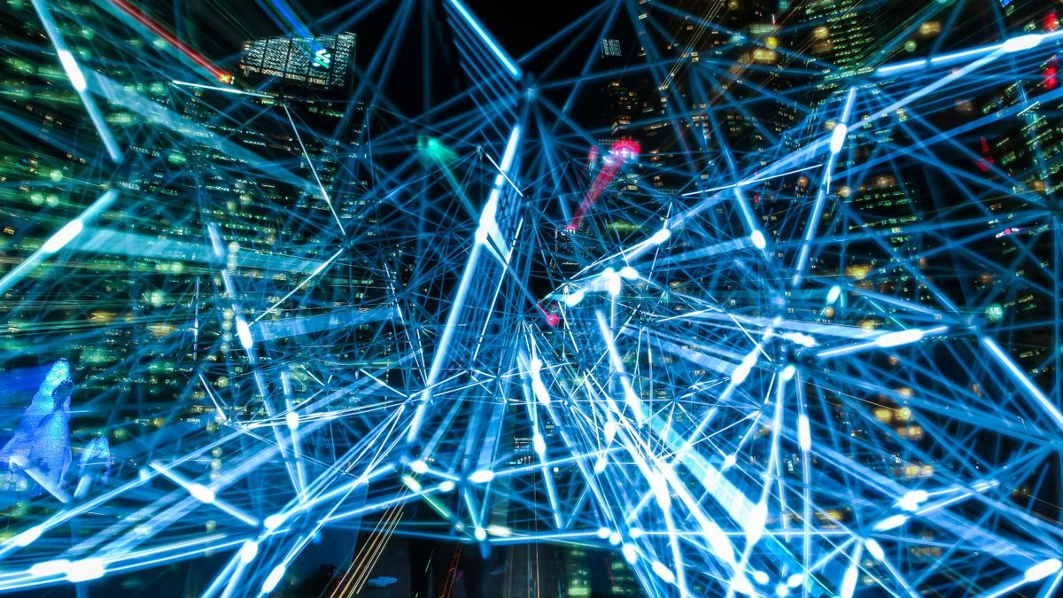 青い光が交差するネットワークのイメージ