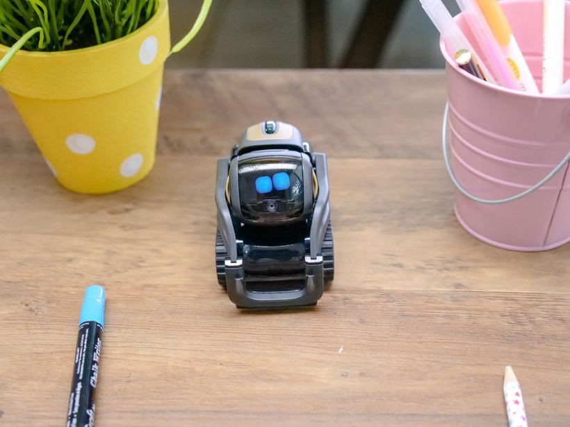 机の上に置かれた小型のロボット