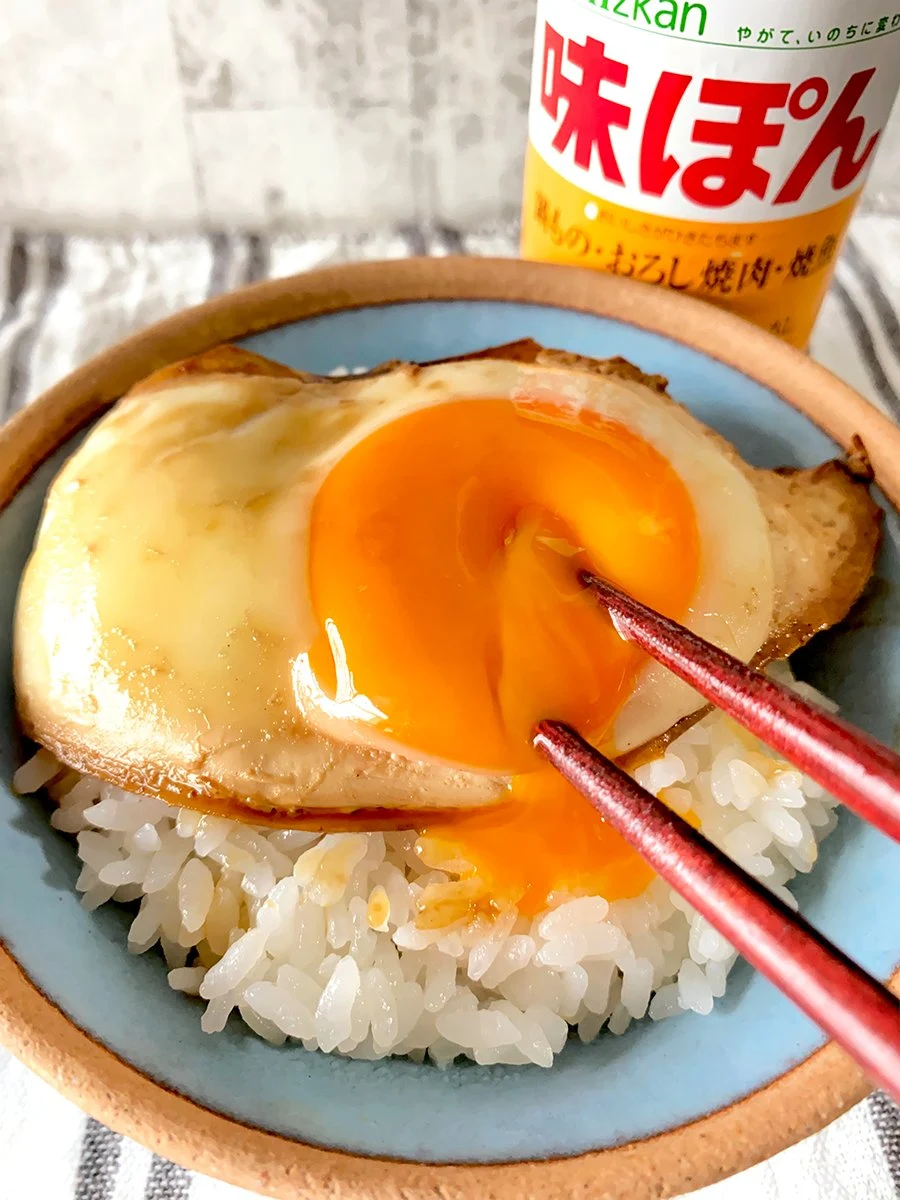 味ぽん公式が紹介したご飯に載せる蒸し焼きの目玉焼き