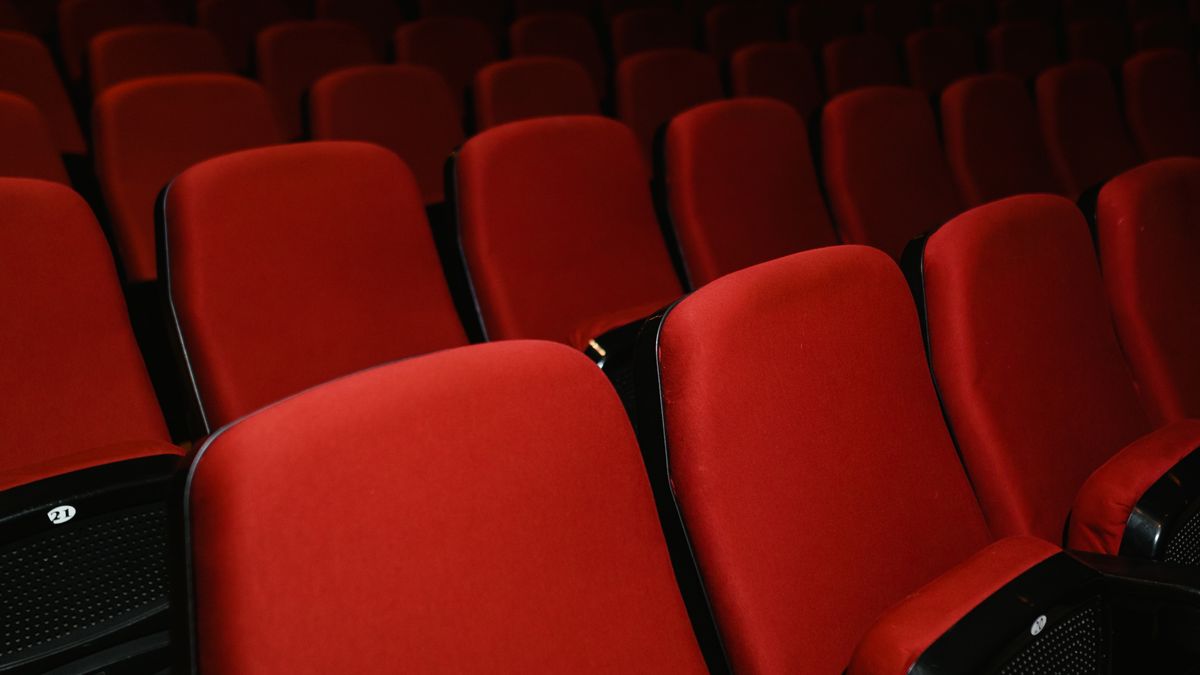 映画館の赤い客席のイメージ写真。映画の場面写真や上映館ではありません。