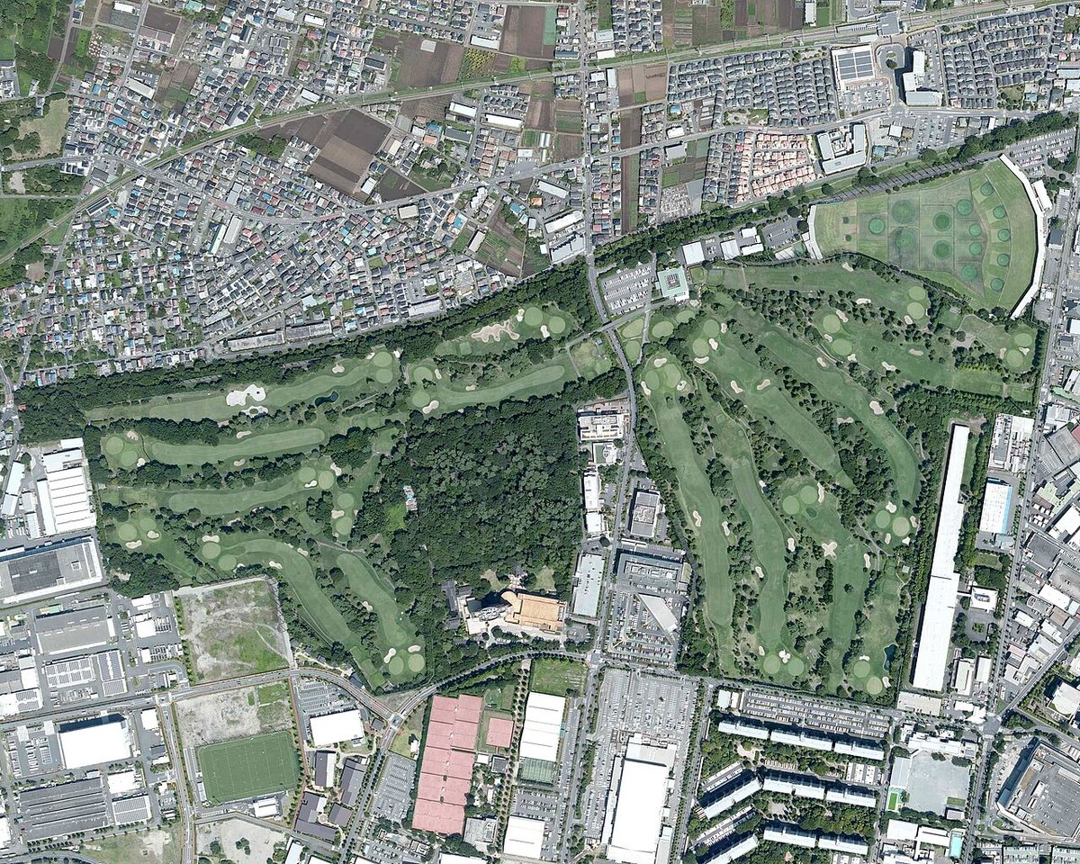 2019年の空中写真。東京都昭島市の昭和の森ゴルフコースと周りの住宅地