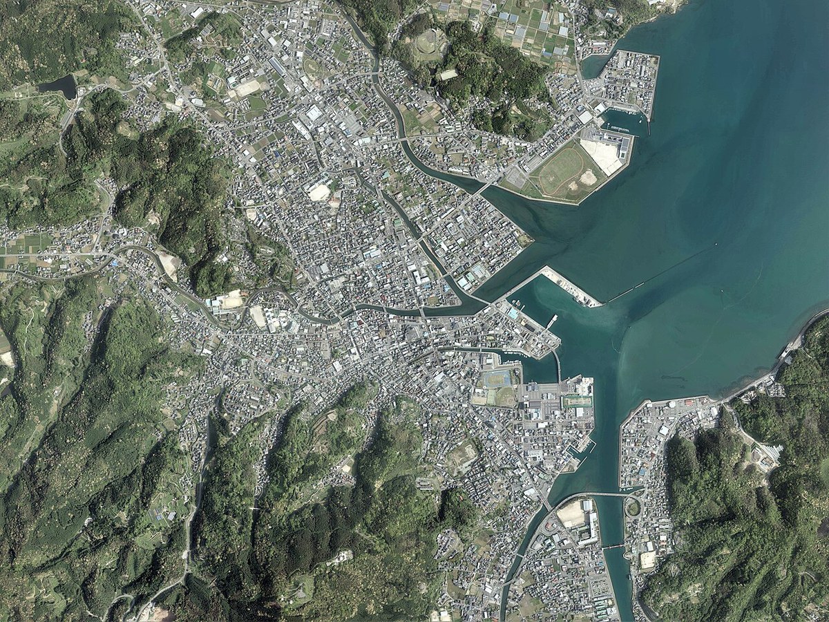 熊本県天草市本渡地区の空中写真（国土地理院・2016年撮影）。本渡の市街地と海が写っている