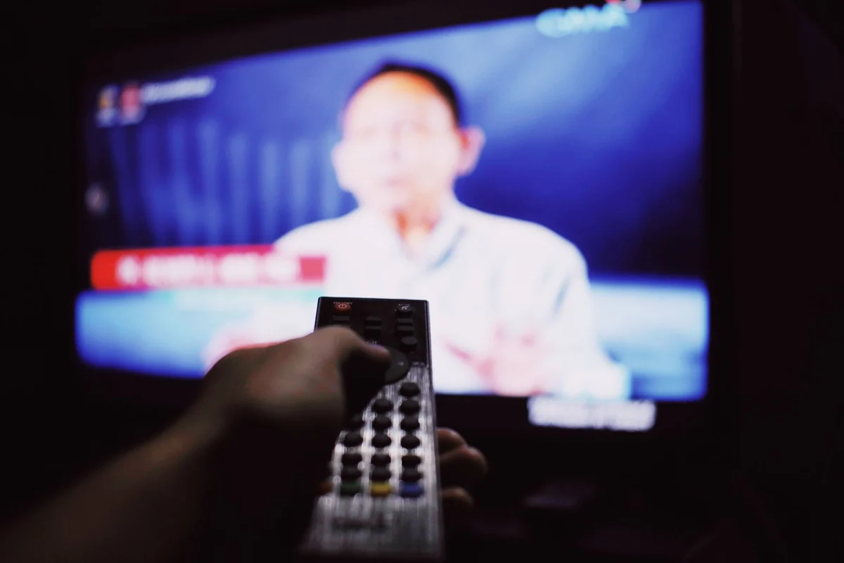 リモコンでテレビを操作するイメージ写真。アナログナースの実際の画面ではない