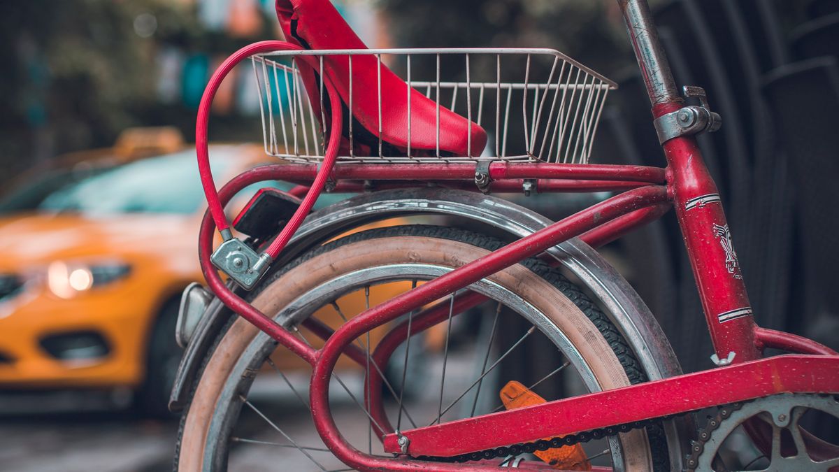 街路に駐輪された自転車のイメージ写真