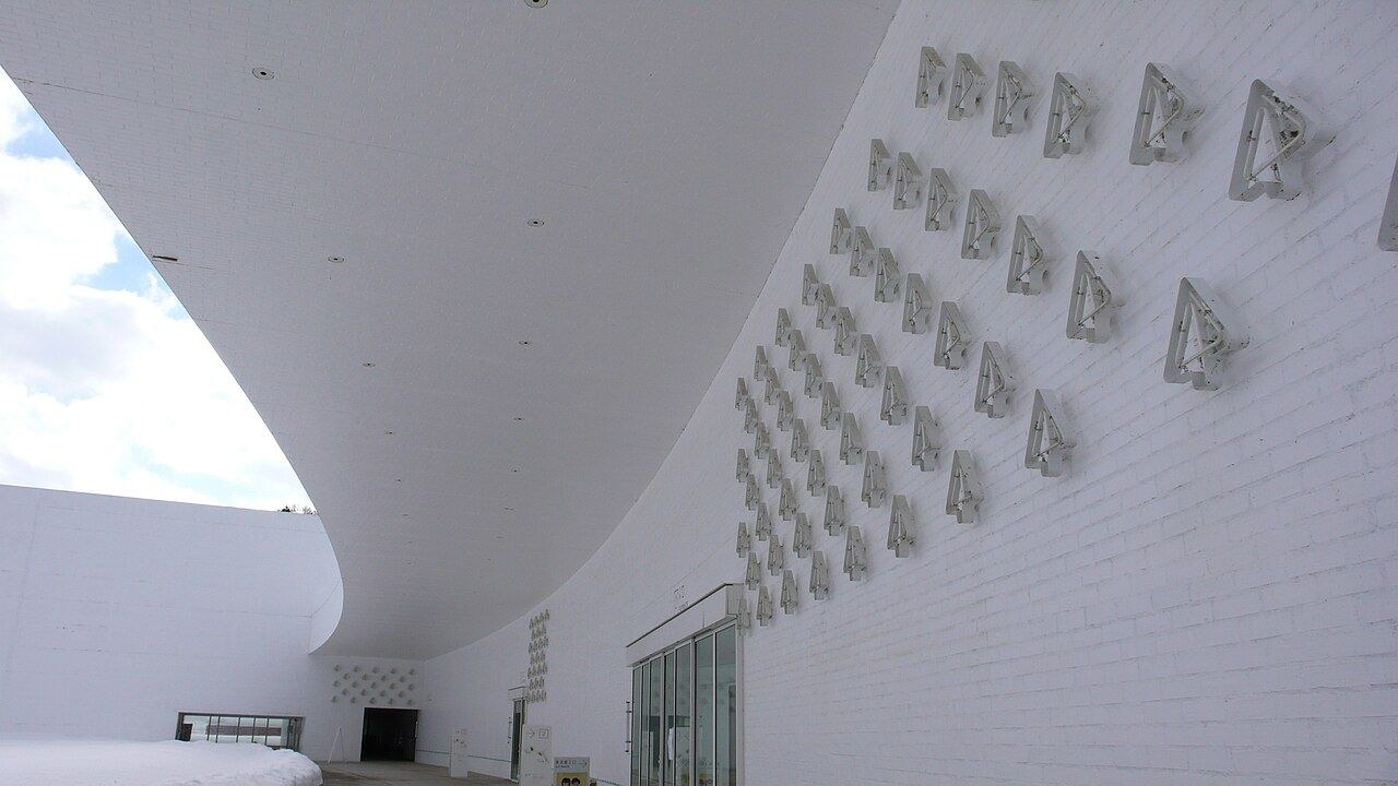 青森県立美術館の入口