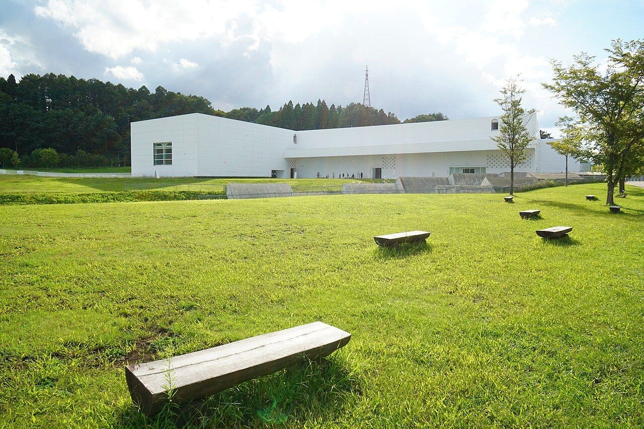 青森県立美術館の白い外観と芝生