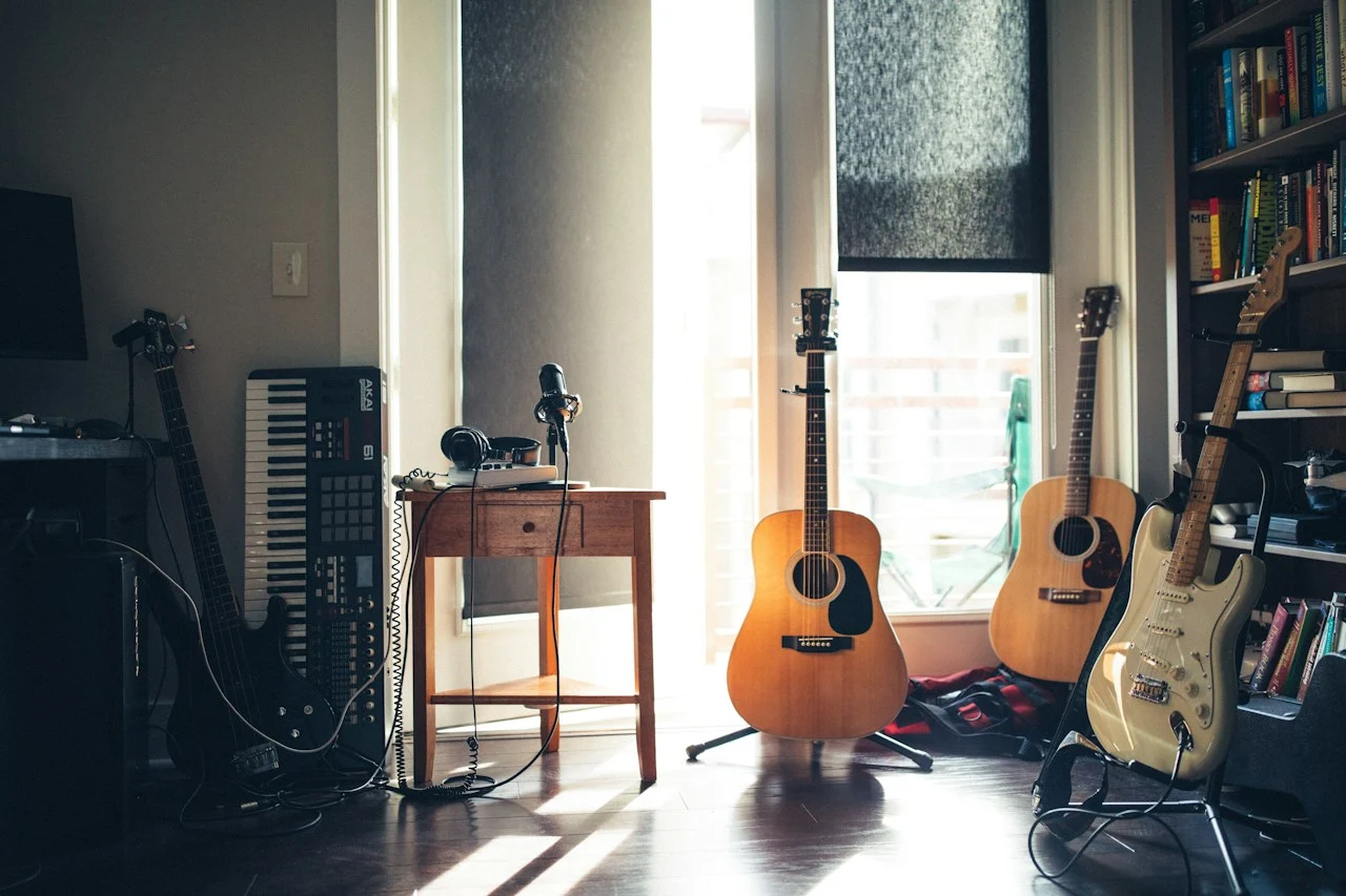 音楽制作の機材と楽器のイメージ写真