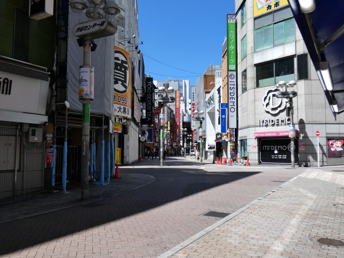 渋谷センター街の通り。2020年4月の参考写真で展覧会場や当日の写真ではありません