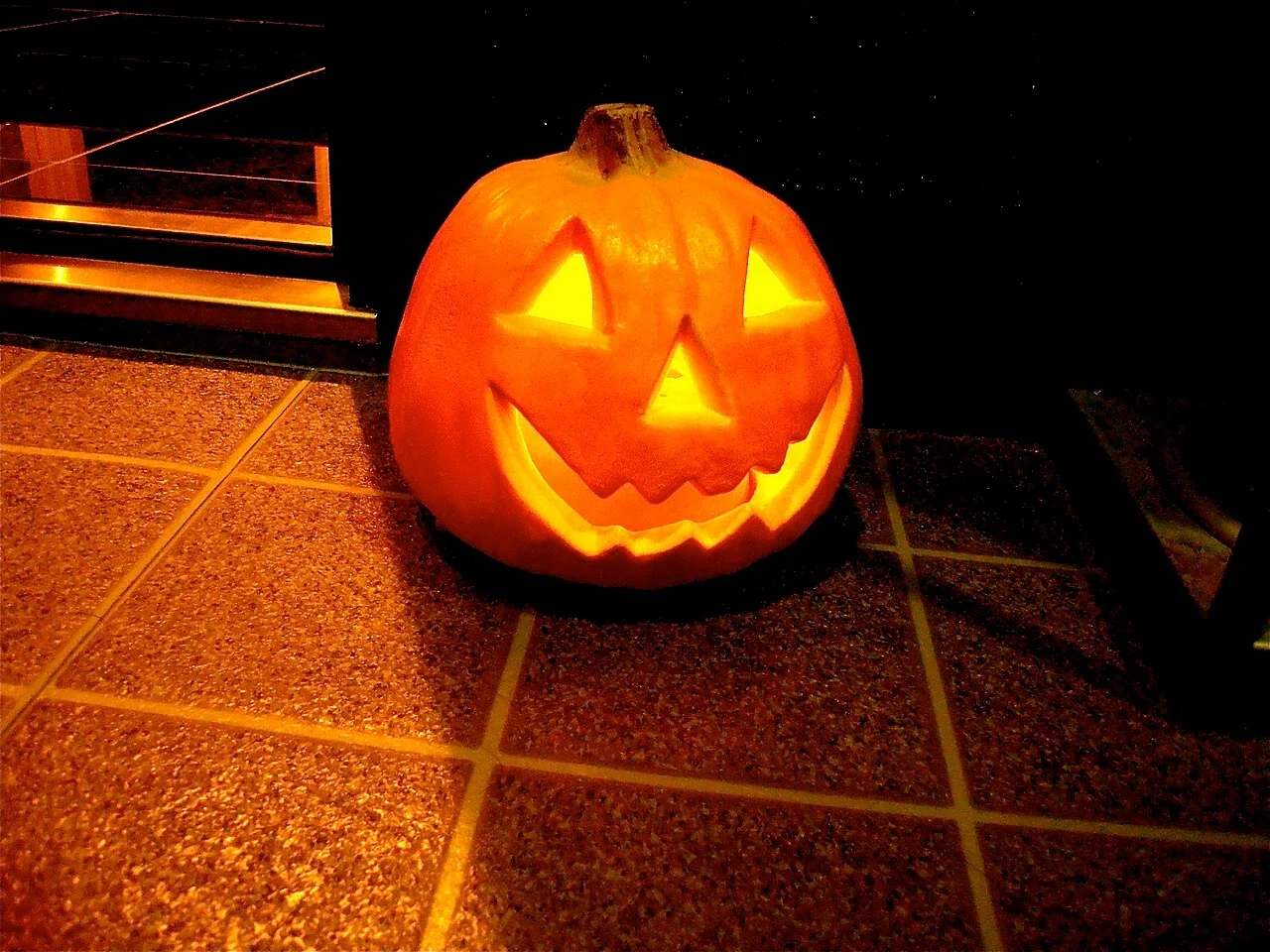 ハロウィンのカボチャ飾りを写したイメージ写真