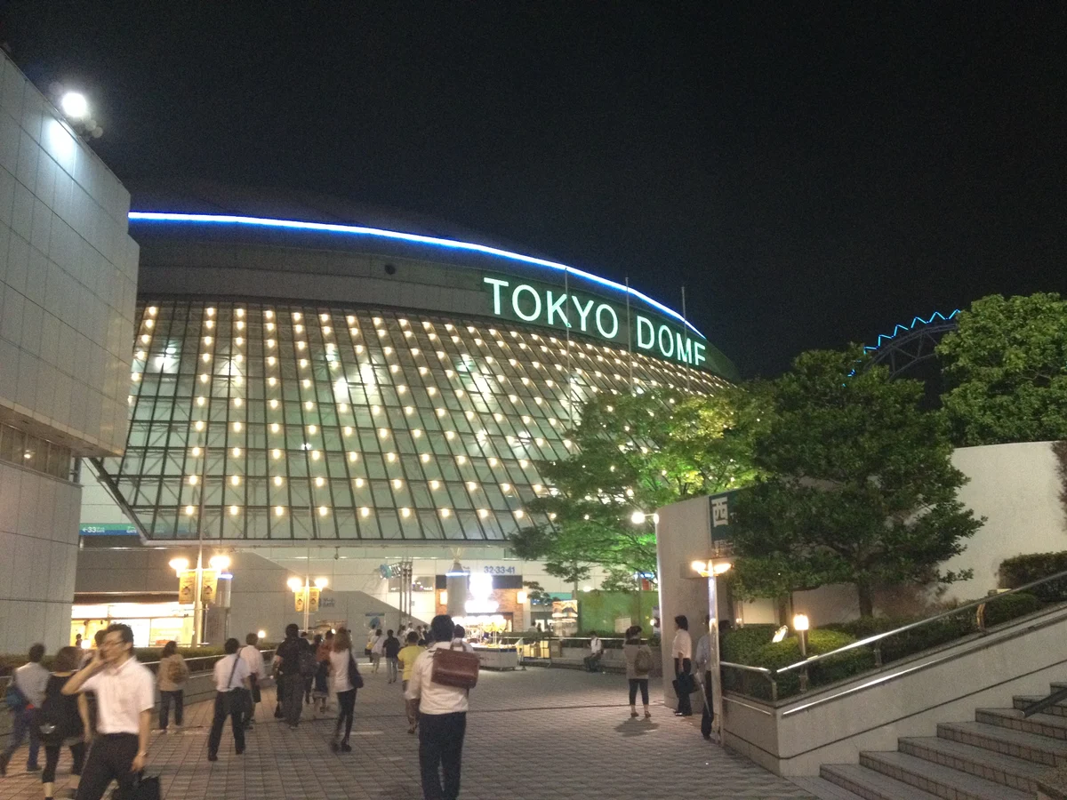 夜の東京ドームの建物と入口。2012年9月撮影の参考写真
