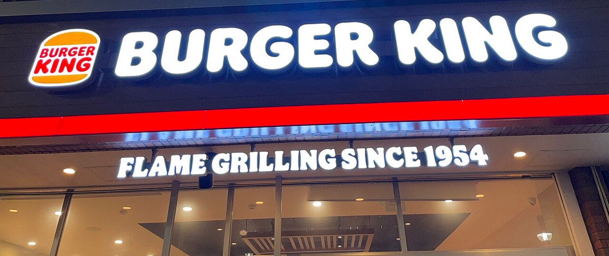 夜に光るバーガーキングの店舗の看板
