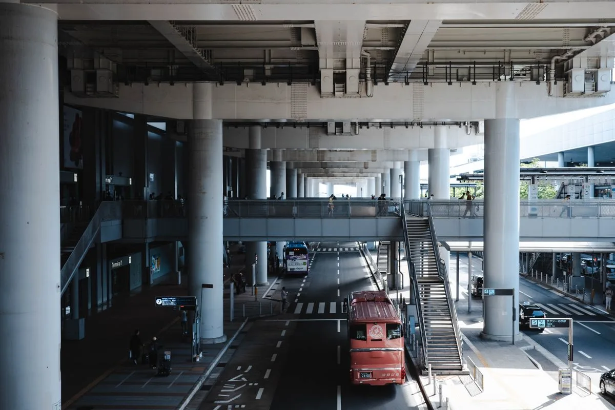 関西国際空港の旅客ターミナルの館内。高い天井と鉄骨の梁が奥まで続いている