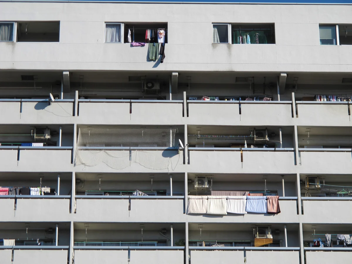 札幌市の集合住宅のバルコニー。管理資料を調べる建物を示す参考写真