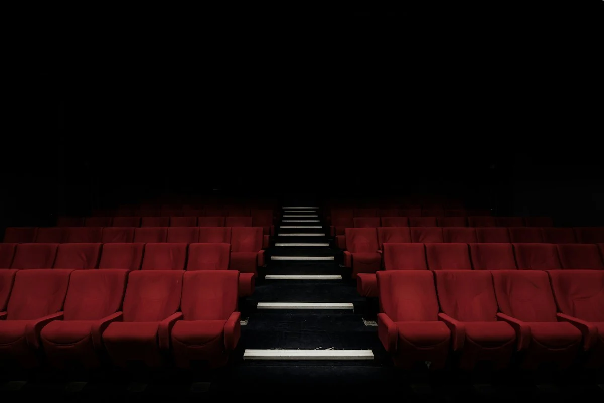 赤い座席が並ぶ映画館のイメージ写真