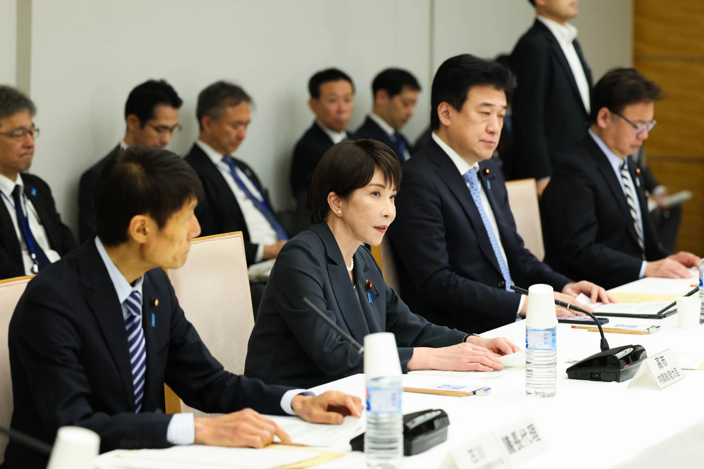 関係閣僚会議で対策を説明する高市首相