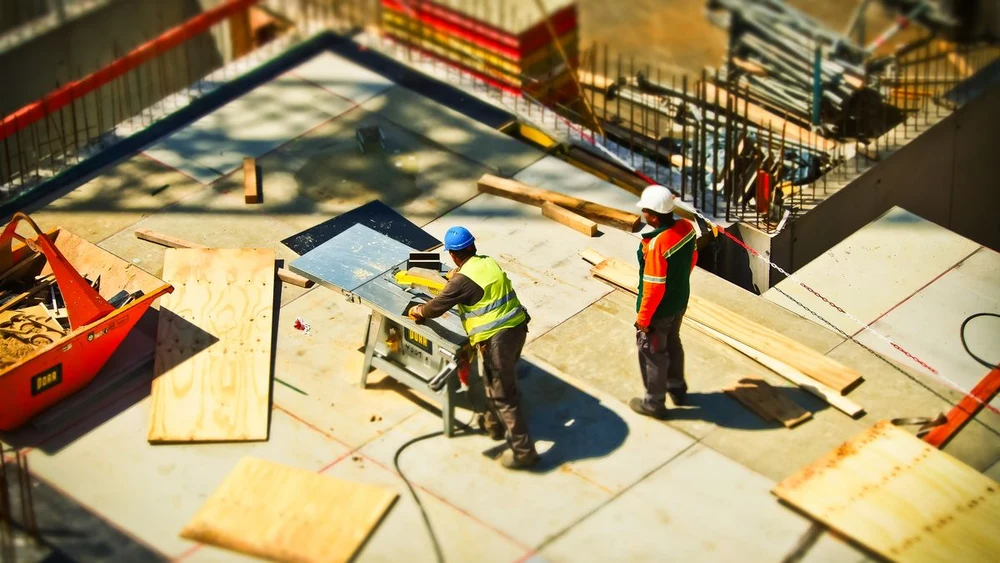 建設現場で作業する人を遠くから撮ったイメージ写真