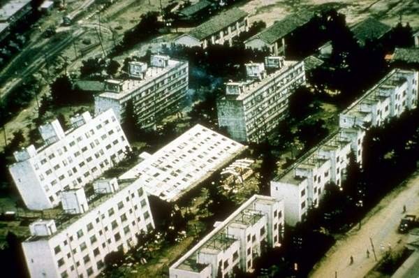 1964年の新潟地震で、液状化により傾いたり倒れたりした集合住宅を上空から写した写真