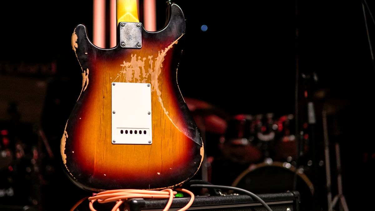 ライブハウスのステージに置かれた、使い込まれたエレキギター