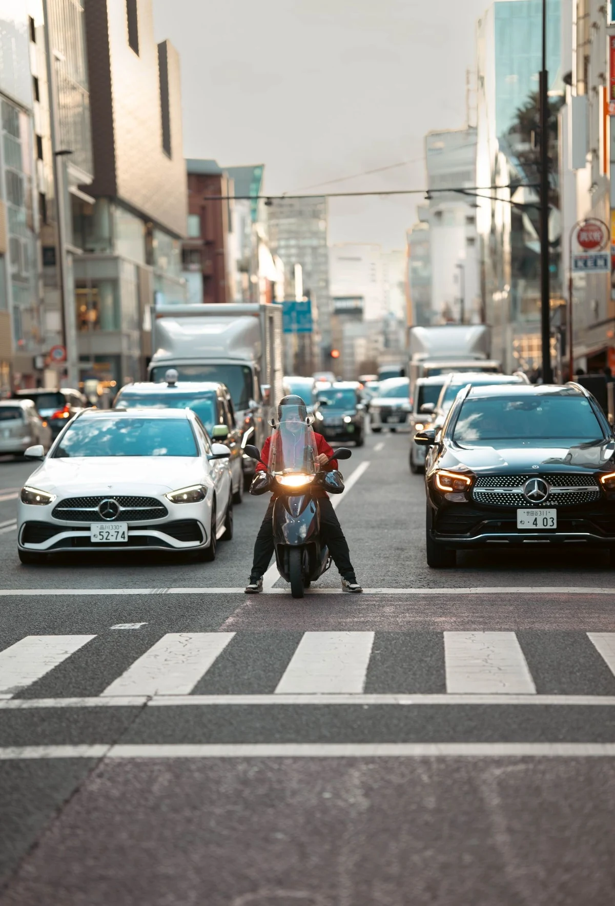 日本の道路とバイクのイメージ写真。今回の事故現場や関係車両ではありません。