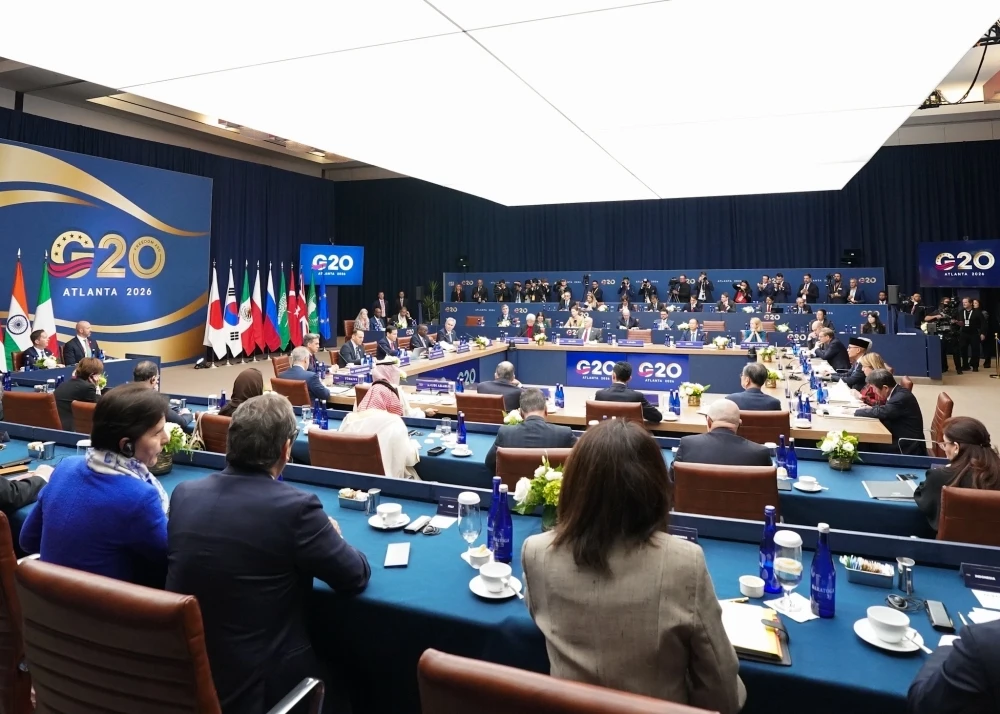 G20外相会合の会場で発言を聞く参加者