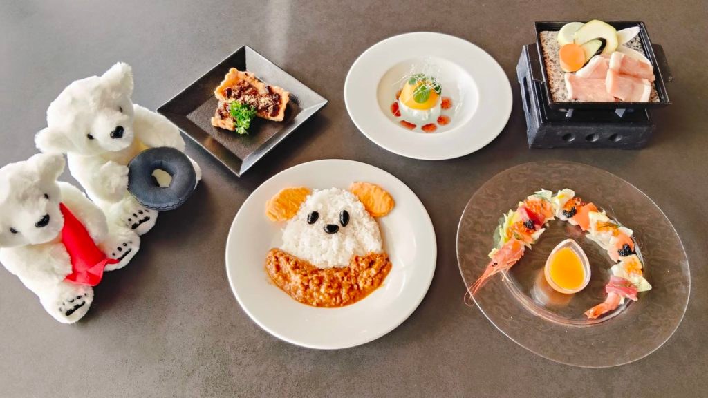 モモ太をモチーフにした夕食のコース。クマの顔の形に盛ったカレー、エビの前菜、石焼きなど