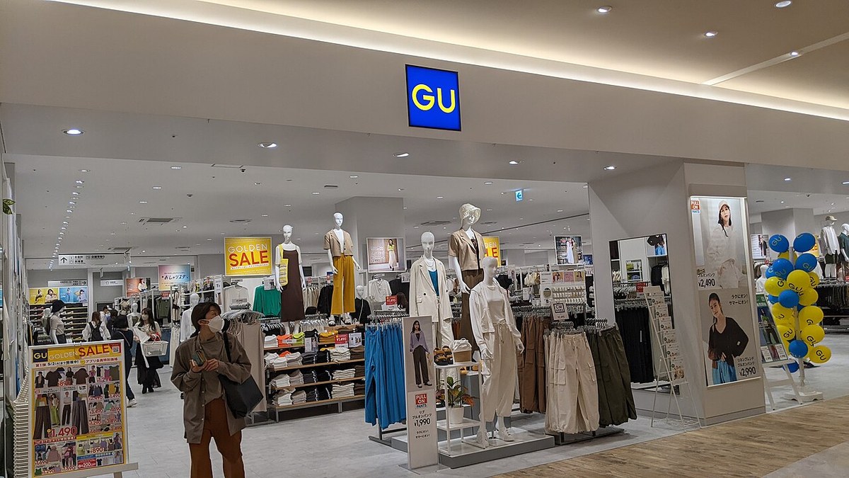 ららぽーと門真のGU店舗の入口。青いGUのロゴと、マネキンが並ぶ売り場。