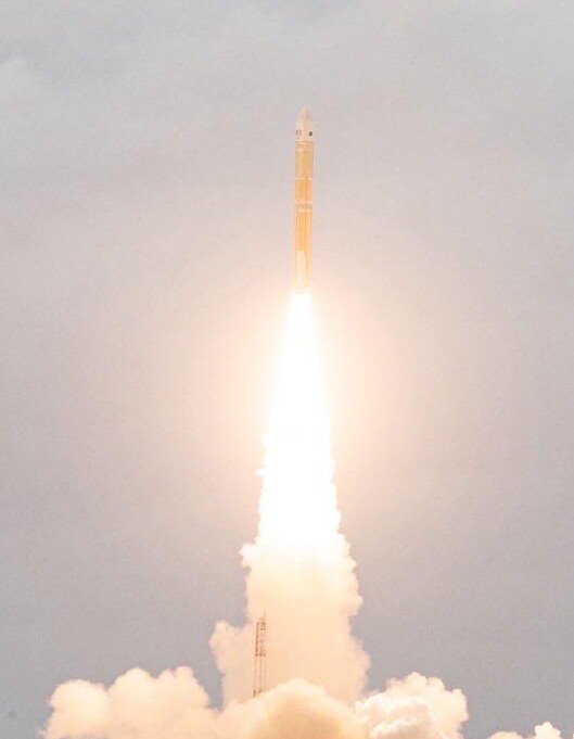 種子島宇宙センターから打ち上がるH3ロケット。白い煙の上をオレンジ色の機体がまっすぐ昇っていく