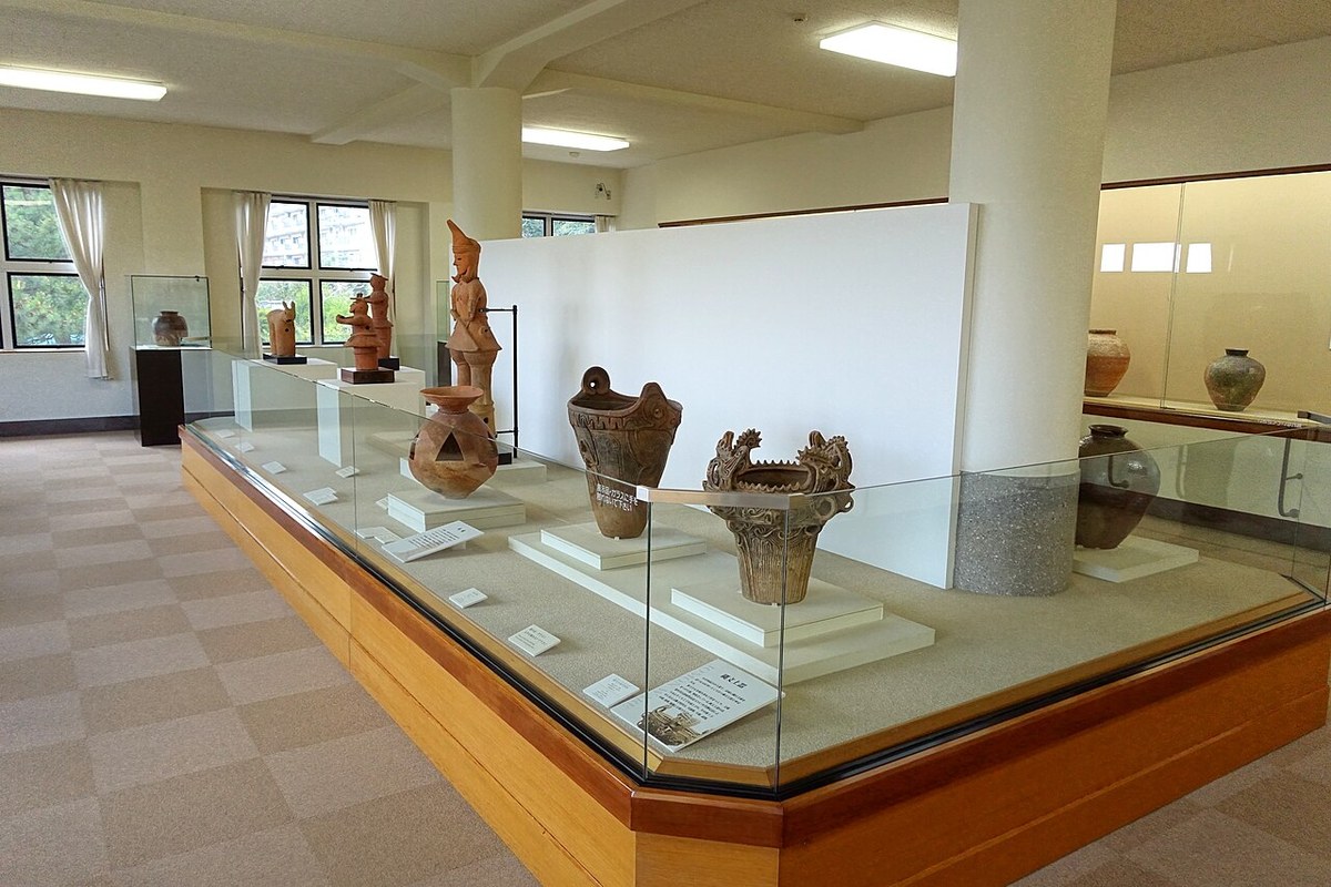 改修前の箱根美術館の展示室。ガラスケースに縄文土器や埴輪が並んでいる