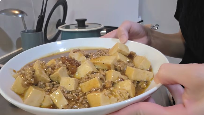 いっちが実際に作った、大きめの豆腐とひき肉が入った麻婆豆腐。本人の2026年8月21日公開動画より。