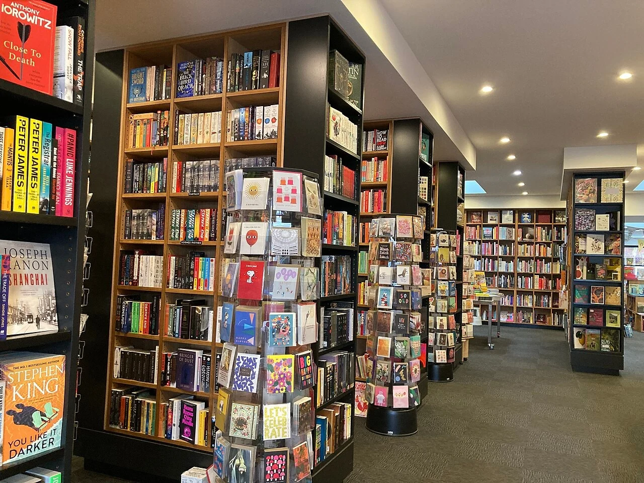 書店の棚を写したイメージ写真