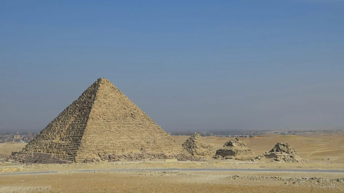 ギザのピラミッド群。ホライゾン・オブ・クフの題材を示すエジプトの風景